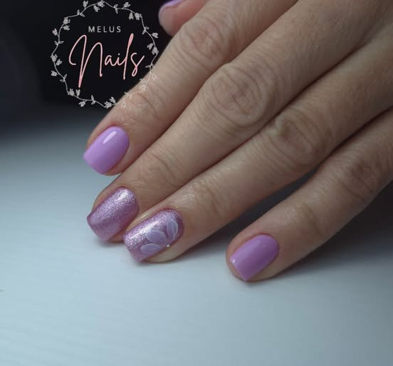 Lila, csillámos és levélmintás köröm a Melus Nails nyilvános oldaláról
